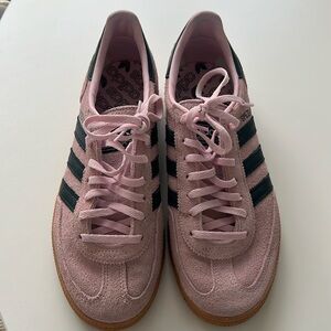 Pink and blue handball spezial